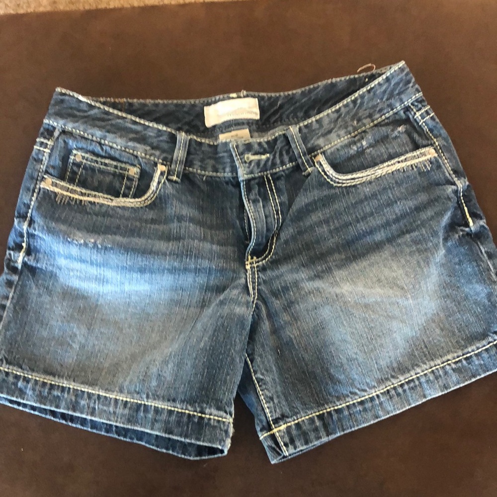 Maurice’s distressed shorts - inseam 5in